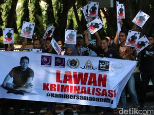 Aksi Solidaritas di Lhokseumawe, Minta Polisi Stop Kasus Dandhy Aksi Solidaritas di Lhokseumawe, Minta Polisi Stop Kasus Dandhy