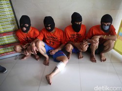 Ngeri! Rekaman CCTV Saat Rampok Minimarket di Bogor Beraksi