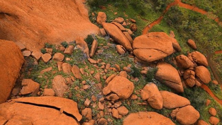 Batu di Uluru, Australia (Youtube) Batu di Uluru, Australia (Youtube)