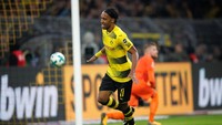 Pierre-Emerick Aubameyang tak mau kalah dengan Lewandowski, juga sudah bikin delapan gol dari tujuh laga. Ketajamannya membantu Dortmund melaju tak terkalahkan di Bundesliga sejauh ini. (Foto: Wolfgang Rattay/REUTERS)
