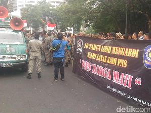 Massa Satpol PP dan Dishub DKI Bubar, Lalin Sudirman Kembali Dibuka