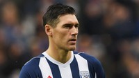 Dari West Bromwich Albion, Gareth Barry menjadi wakilnya. Gol ke gawang De Gea itu dibukukan pada 17 Desember 2017. (Foto: Shaun Botterill/Getty Images)
