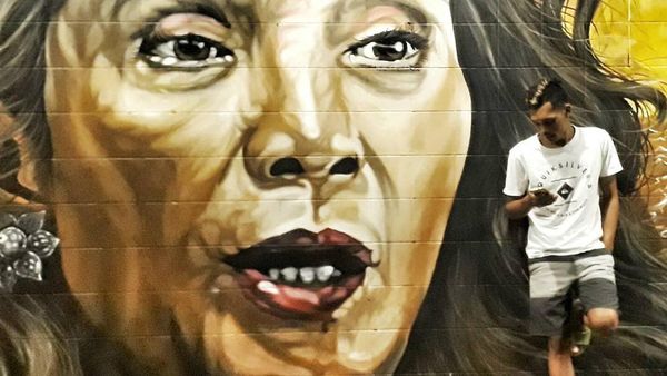 Foto: Jepretan Traveler di Mural Susi yang Keren
