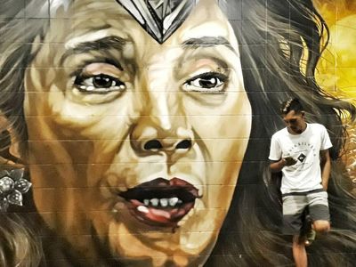 Foto: Jepretan Traveler di Mural Susi yang Keren