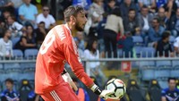 Gianluigi Donnarumma mengamankan gawangnya dari serangan para pemain Sampdoria. Paolo Rattini/Getty Images.