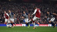 Alexandre Lacazette membobol gawang West Bromwich Albion lewat titik putih. Dalam pertandingan ini striker asal Prancis itu dua kali membobol gawang lawan. Dua gol itu dicetak di menit ke-20 dan 67. Dylan Martinez/Reuters.