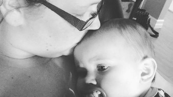 Foto: Pelukan Hangat Bunda Buat si Kecil yang sedang Sakit