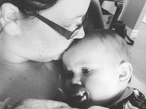 Foto: Pelukan Hangat Bunda Buat si Kecil yang sedang Sakit