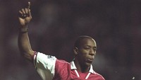 6. Ian Wright. 213 laga, 113 gol = 0,53 gol per pertandingan. Foto: Ben Radford/Allsport