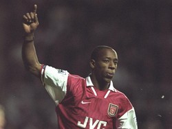Ian Wright pernah terlibat dalam sebuah kasus pajak kendaraan. Pria kelahiran London, 3 November 1963 itu dijatuhi hukuman 14 hari di penjara akibat perbuatannya tersebut. (Foto: Ben Radford/Allsport)