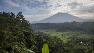 Berstatus Awas, Warga di sekitar Gunung Agung Tetap Beraktivitas
