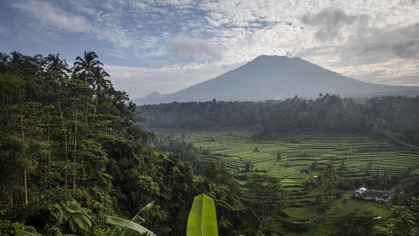 Berstatus Awas, Warga di sekitar Gunung Agung Tetap Beraktivitas
