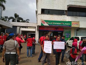 Puluhan Eks Pegawai 7-Eleven Demo Tuntut Gaji Hingga Pesangon Puluhan Eks Pegawai 7-Eleven Demo Tuntut Gaji Hingga Pesangon