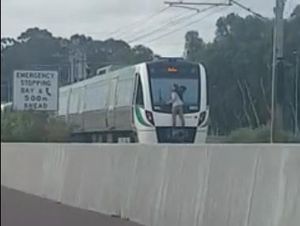 Nekat! Pria Ini Nempel di Kaca Kereta Berkecepatan Tinggi