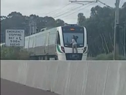 Nekat! Pria Ini Nempel di Kaca Kereta Berkecepatan Tinggi