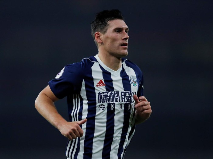 Soccer Football - Premier League - Arsenal vs West Bromwich Albion - Emirates Stadium, London, Britain - September 25, 2017   West Bromwich Albion's Gareth Barry              Action Images via Reuters/Andrew Couldridge    EDITORIAL USE ONLY. No use with unauthorized audio, video, data, fixture lists, club/league logos or 