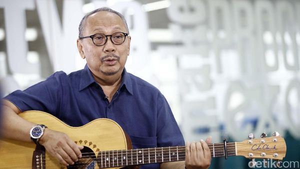 Aksi Ebiet G Ade Bersenandung di Kantor detikcom