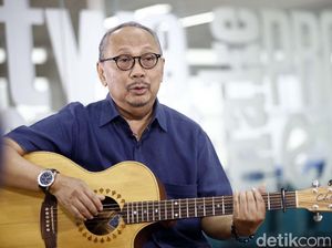 Aksi Ebiet G Ade Bersenandung di Kantor detikcom Aksi Ebiet G Ade Bersenandung di Kantor detikcom