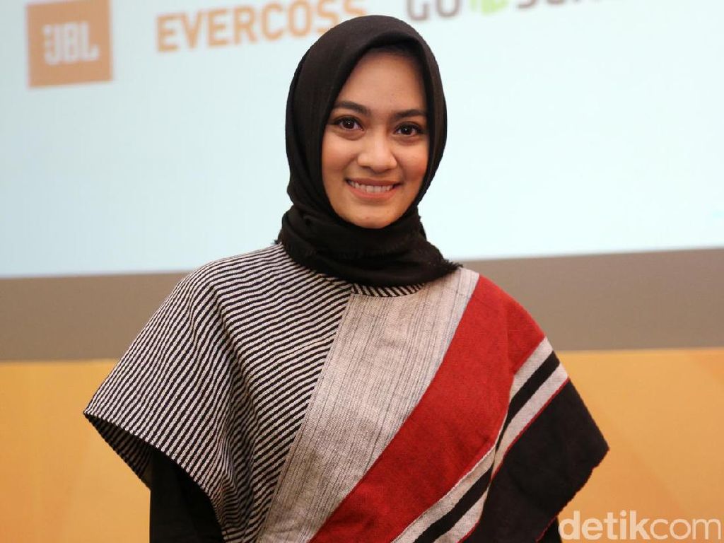 Tips Bergaya Hijab Etnik Tapi Tetap Kekinian Ala Ayudia Bing Slamet Tips Bergaya Hijab Etnik Tapi Tetap Kekinian Ala Ayudia Bing Slamet