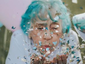 Rayakan Ultah ke-98, Nenek Gaul Ini Buat Foto Kekinian Rayakan Ultah ke-98, Nenek Gaul Ini Buat Foto Kekinian