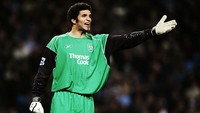 David James pernah mengklaim kebanyakan main game sepakbola di PlayStation sudah membuat performanya menurun. Tambah buruk setelah punggungnya cedera ketika hendak mengambil remote televisi. Ia juga pernah cedera bahu saat memancing ikan. (Foto: Jamie McDonald/Getty Images)