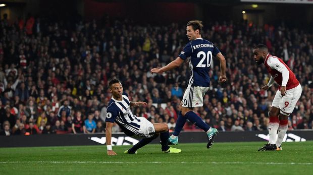 Dua gol Alexandre Lacazette mengerek posisi Arsenal dari posisi 12 ke peringkat tujuh. (