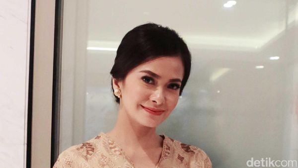 Ayu Tenan! Ersa Mayori Tampil Berkebaya