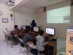 Keseruan Anak-anak Rusunawa Penjaringan Sari Belajar Komputer