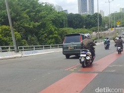 Jatuh karena Oli Tumpah di Flyover Kemayoran, Driver Ojol Patah Kaki