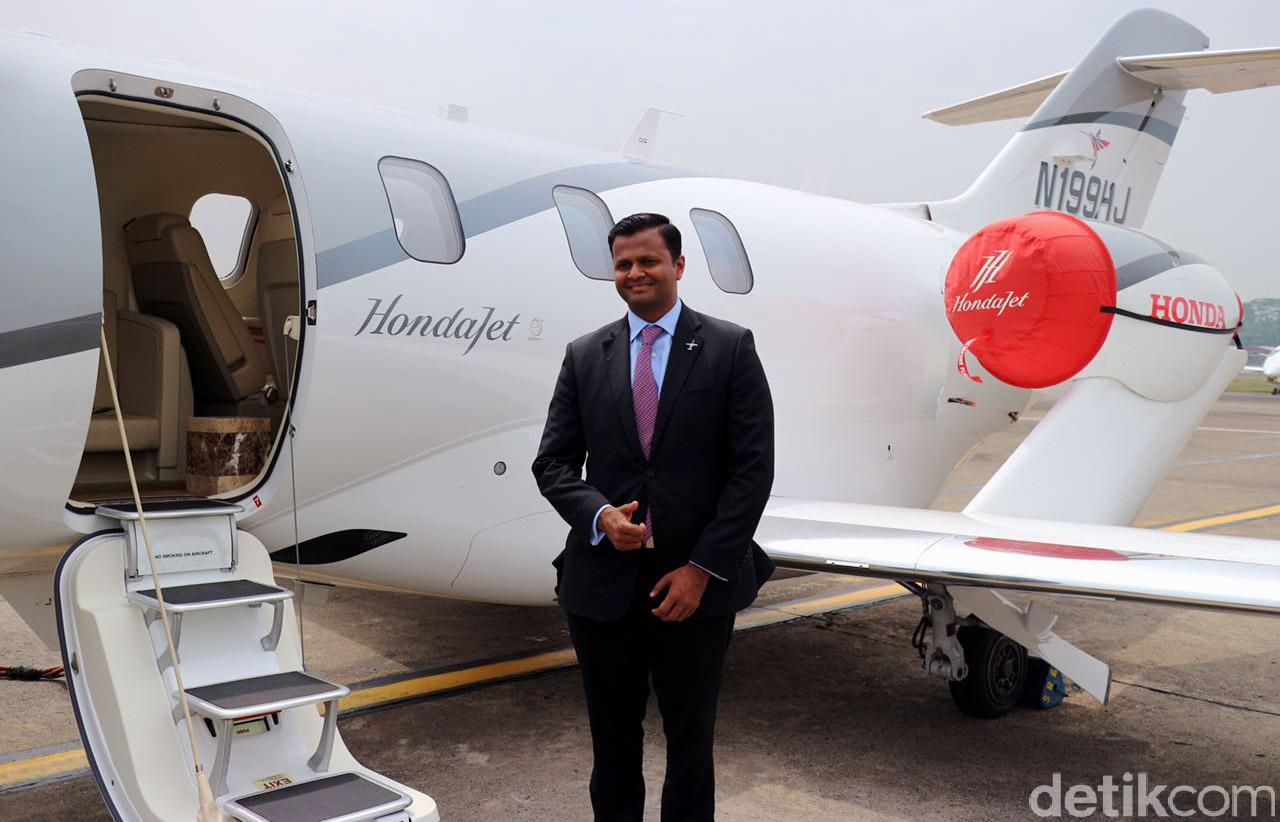 Merek Honda rupanya tak hanya memproduski mobil dan motor saja. Ada juga pesawat terbang yang diproduksi oleh Honda yakni HondaJet. Kini untuk pertama kalinya HondaJet mendarat di Indonesia yang merupakan bagian dari perjalanan ke-26 negara oleh konsumen HondaJet Julian dan Kim Macueen selama 80 hari.