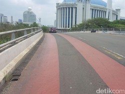 Oli Tumpah di Flyover Kemayoran, Pengendara Motor Berjatuhan