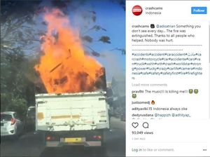 Gawat! Truk Berjalan dengan Api Besar di Bagian Baknya
