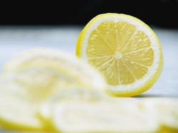 Irisan Jeruk Lemon Dalam Minuman Juga Bisa Membawa Bakteri