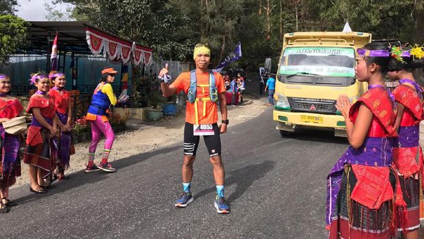 Pelari FIFGROUP mengikuti ajang Sumut-Samosir Lake Toba Ultra 2017.