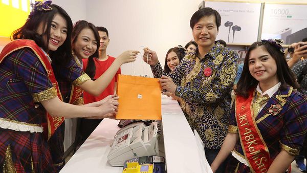 Gaya Kece Bos Teknologi Pakai Batik