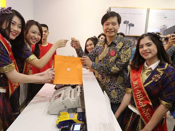 Gaya Kece Bos Teknologi Pakai Batik