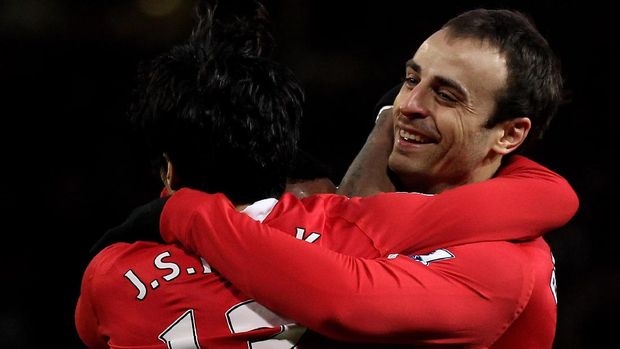 MANCHESTER, ENGLAND - NOVEMBER 27:  Dimitar Berbatov of Manchester United is congratulated by his team mates after scoring his team's fourth goal to secure his hat trick during the Barclays Premier League match between Manchester United and Blackburn Rovers at Old Trafford on November 27, 2010 in Manchester, England.  (Photo by Alex Livesey/Getty Images)