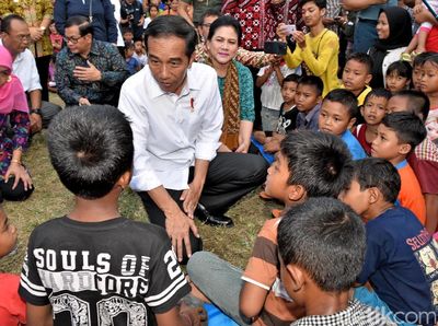 Jokowi Salurkan Bantuan ke Pengungsi Gunung Agung