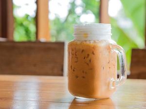 Segarnya Paduan Teh Hitam dan Susu dalam Segelas Teh Tarik