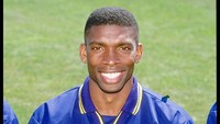 Efan Ekoku. Total 11 gol derby-derby London dengan rata-rata 174 menit per gol. (Foto: Allsport UK)