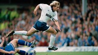 Jurgen Klinsmann. Total 11 gol derby-derby London dengan rata-rata 137 menit per gol. (Foto: Clive Brunskill/Getty Images)