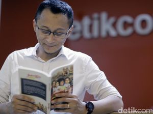 Adhitya Mulya Buka-bukaan soal Reboot Novel Jomblo