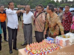 Jokowi Beri Bantuan Senilai Rp 7,2 M untuk Pengungsi Gunung Agung