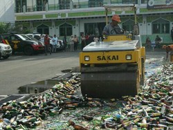 Ribuan Botol Miras di Jakarta Selatan Dimusnahkan