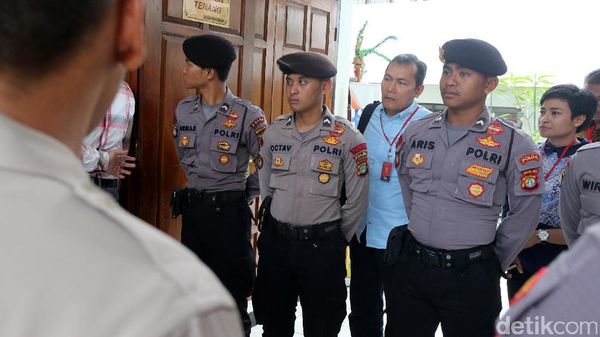 Gaya Pimpinan KPK Intip Sidang Praperadilan Novanto