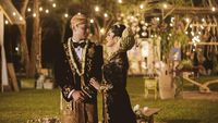 Foto: Anti-mainstream, 5 Selebriti Ini Menikah dengan Kebaya Hitam