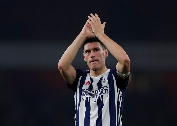 Soccer Football - Premier League - Arsenal vs West Bromwich Albion - Emirates Stadium, London, Britain - September 25, 2017   West Bromwich Albion's Gareth Barry applauds fans after the match                 Action Images via Reuters/Andrew Couldridge    EDITORIAL USE ONLY. No use with unauthorized audio, video, data, fixture lists, club/league logos or 