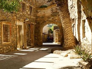 Spinalonga: Pulau Indah Berselimut Sejarah Kelam Koloni Kusta dan Pintu Dante