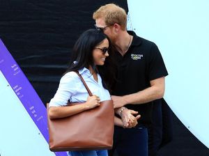 Tas Rp 2 Juta Meghan Markle saat Kencan dengan Pangeran Harry Terjual Habis Tas Rp 2 Juta Meghan Markle saat Kencan dengan Pangeran Harry Terjual Habis