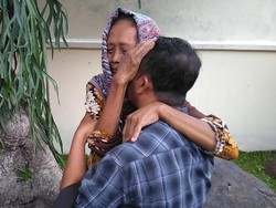 Pecah Tangis Haru saat Anak yang Gugat Ibu Kandung Saling Ketemu